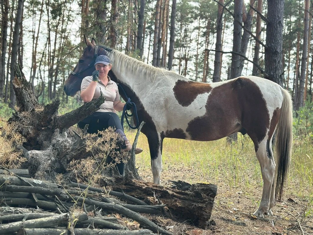 «Мы вместе со спасенными лошадьми учимся снова искать безопасность» — соосновательница украинского социального ранчо