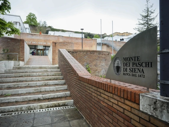 Mps, le Ops al vaglio del cda tra la fusione di Mediobanca e le azioni Generali. Le mosse contro Intesa