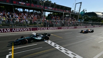 F1 Gp Baku, la gara in diretta: in Azerbaigian vince Russell davanti a Verstappen e Hadjar, Leclerc 4°. Antonelli 5° (scattava 16°). Disastro Colapinto: manda fuori Norris e Gasly