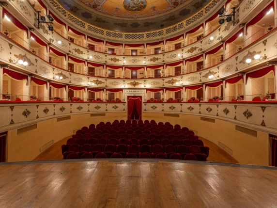 Sciopero nazionale dei teatri martedì 27 ottobre, i motivi: «Contratto fermo dal 2018, stipendio medio a 1.400 euro e 58 euro per chi ha la paga a giornata»