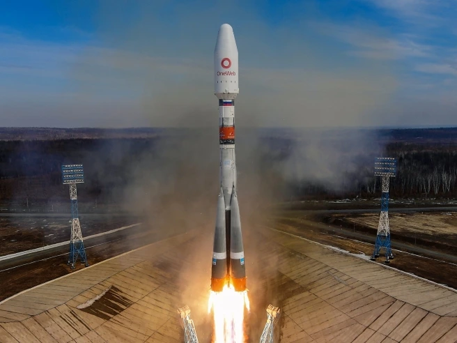 Satelliti, scontro fra Ue e Usa per le frequenze: quattro operatori telefonici europei pronti a sfidare Starlink