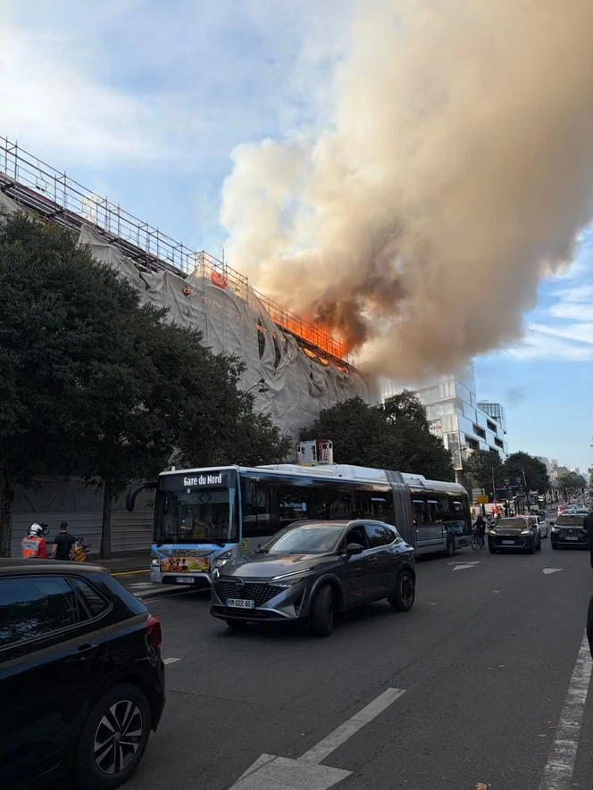 L’incendie près de la gare d’Austerlitz, à Paris, est « maîtrisé », selon les sapeurs-pompiers