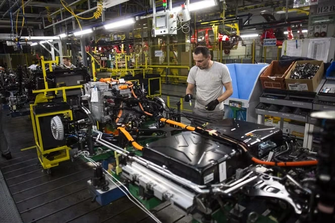 Industrie : « L’argent public européen doit servir la production européenne », défend Stéphane Séjourné
