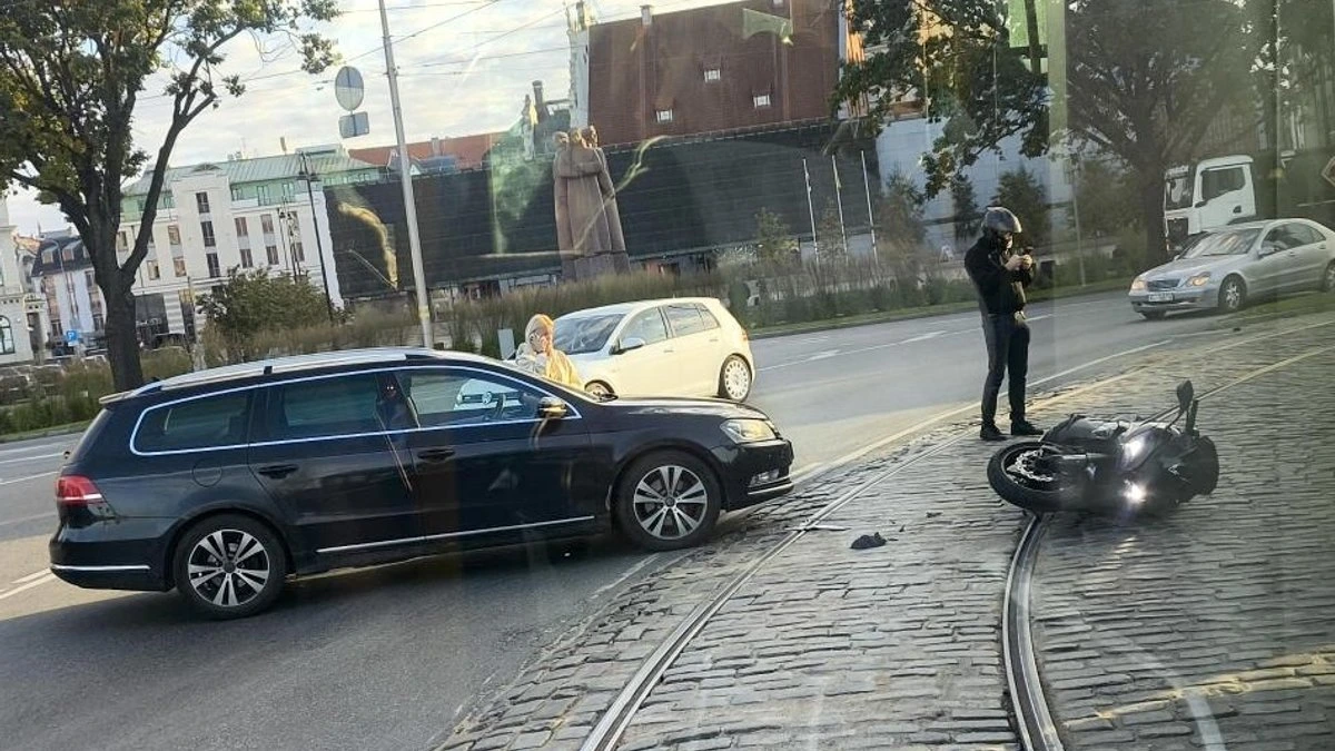 У Каменного моста в Риге мотоцикл попал в ДТП на путях, движение трамваев остановилось
