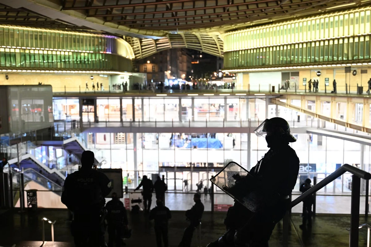 « A la veille des ventes de Noël, les mauvaises nouvelles s’accumulent » : la colère sociale assombrie davantage les perspectives économiques de la France
