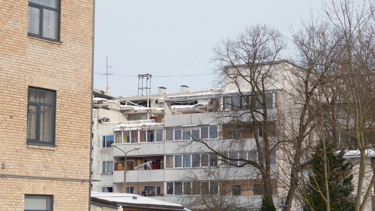 Квартира в Риге за 500 евро? В разрушенном доме одни жильцы рисуют картины возвращения, другие продают квартиры