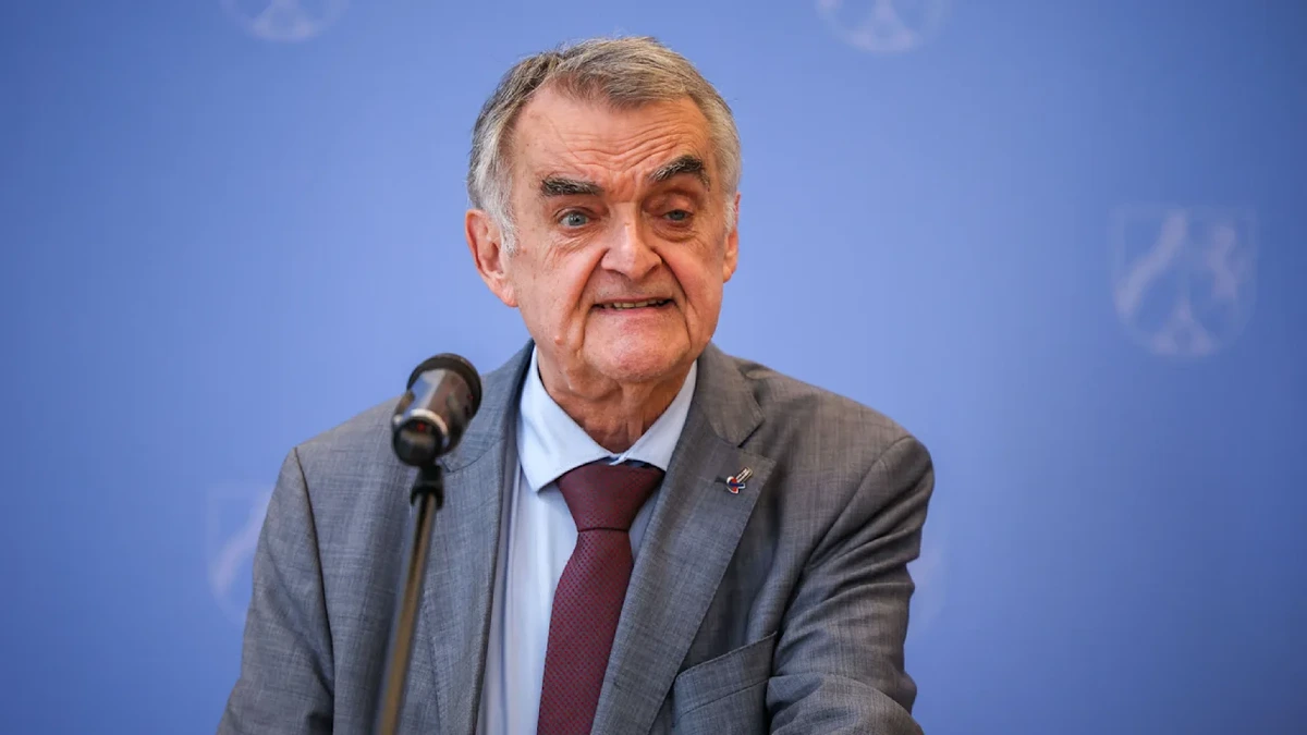 Über Treppenstufe gestolpert: NRW-Innenminister Reul bricht sich die Hüfte