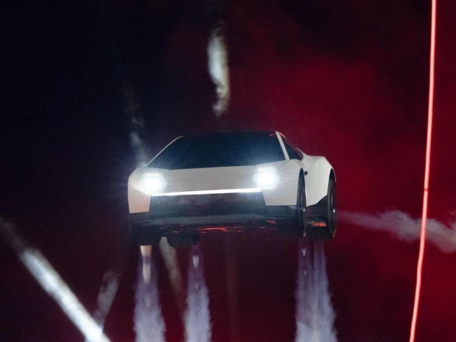 Tesla, dopo il lancio della Roadster il mercato punta sulla fusione con SpaceX: «Musk vuole il controllo dell’impero»