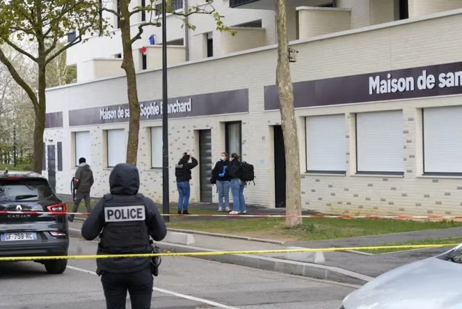 Après l’attaque meurtrière de Trappes, qualifiée de « raciste » par Emmanuel Macron, les mystères des motivations de Kevin T., le tireur présumé