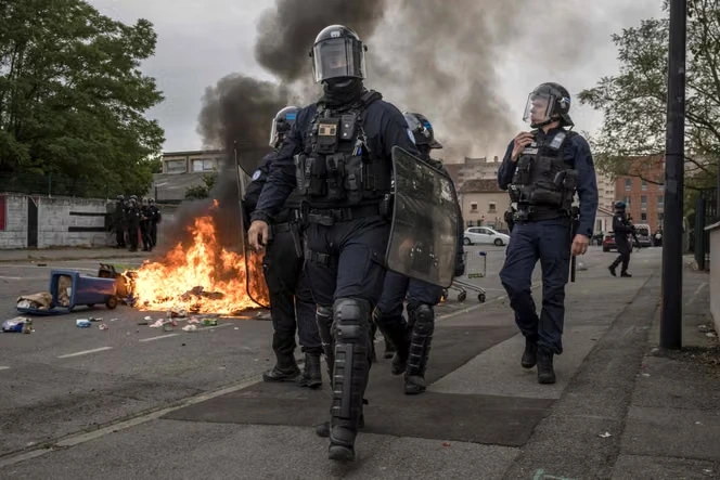 Mobilisation lycéenne : « Au moins huit personnels » de l’éducation nationale blessés lundi matin, annonce le ministère ; 96,5 % d’établissements ouverts