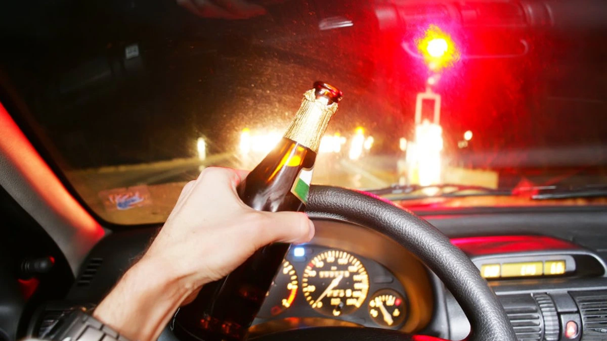 В Екабпилсе нетрезвый водитель прокатил человека на крыше BMW