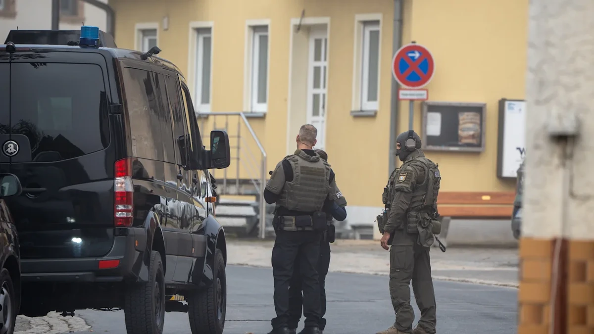 Polizei riegelt Dorf ab: Bewaffneter Mann verschanzt sich in Wohnhaus