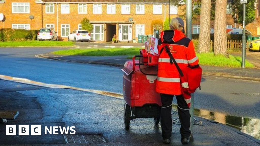 Royal Mail losing 400 postal workers a week, says union