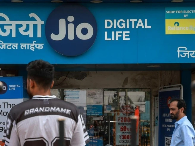Jio, corsa per comprare le azioni di Ambani, l’uomo che ha portato internet a basso costo in India: l’Ipo da record coperta in cento minuti