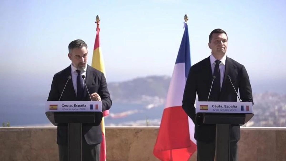 Abascal planta a los reyes el 12 de octubre para irse a Ceuta con el ultra Bardella: “No quiero compartir tribuna con traidores”