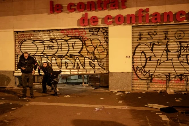 Mobilisation du 17 octobre : entre pillages, selfies et verres en terrasse, un lendemain de violence surréaliste à Paris