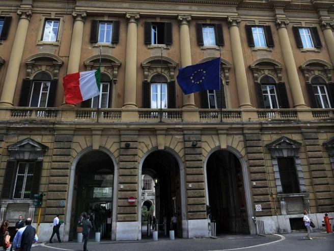 Flat tax fino a 100 mila euro, chi ci guadagna e chi rischia di perderla: cosa può cambiare per partite Iva e dipendenti