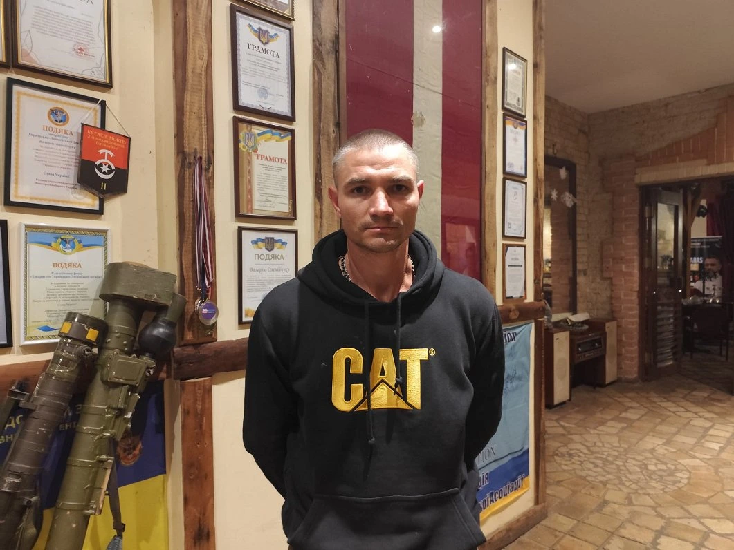 «Тепер — у Латвії». Ветеран Сергей из Херсонской области работает строителем и мечтает забрать к себе детей