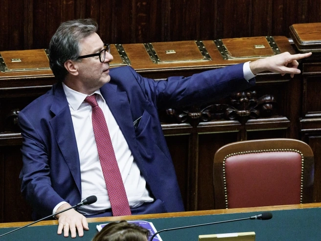 Assunzioni di giovani e madri, allo studio gli sconti per le imprese. Caccia alle risorse per taglio Irpef e pensioni