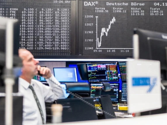 Borse in diretta, petrolio oggi 15 ottobre | Listini asiatici in rosso, pesa il tonfo dei tech. Greggio sui 104 dollari