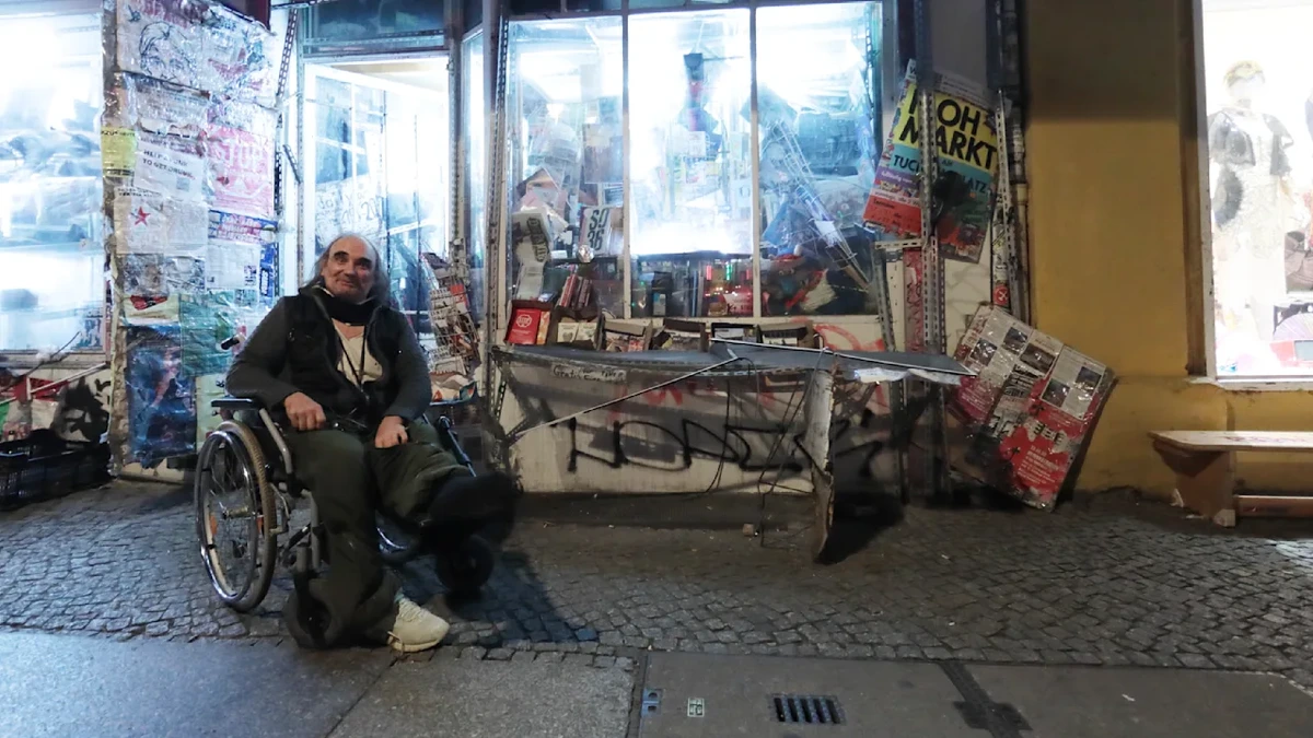 Berlin: Juden-Hasser greifen Rollstuhlfahrer (67) mit Waffen in seinem Laden an