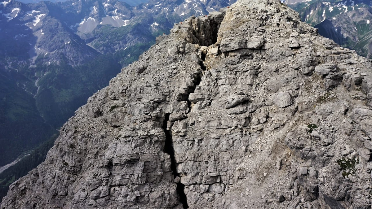 Bis zu 6 Meter breit: Forscher warnen vor Bergsturz durch diesen Riss