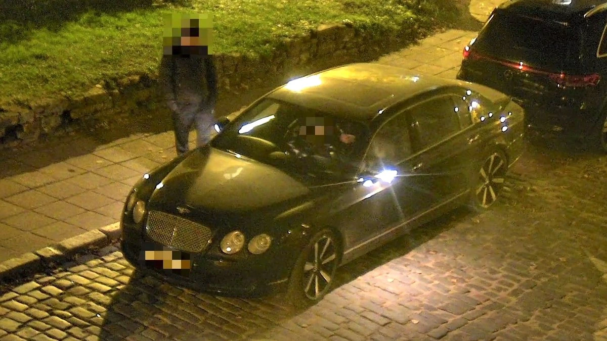 Камеры видеонаблюдения зафиксировали кражу из Bentley в Старой Риге; полиция задержала двух человек