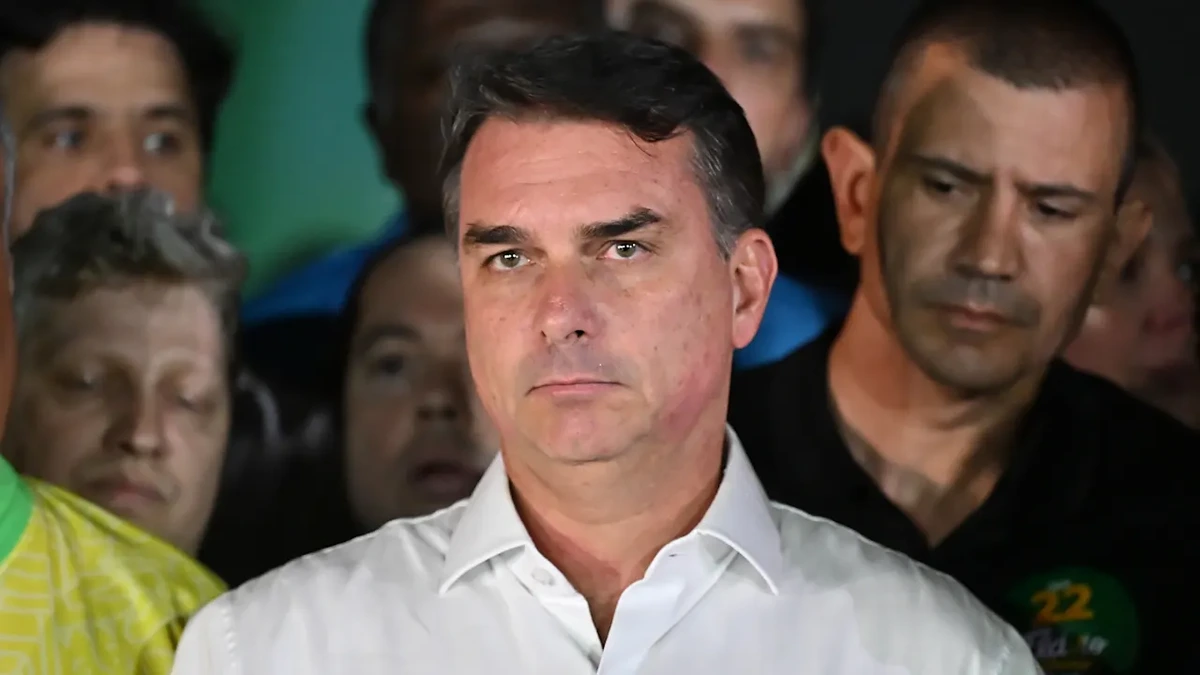 Insider: Er sitzt im Flieger: Flavio Bolsonaro soll auf der Flucht in die USA sein