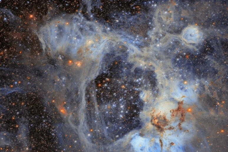 Le culle di stelle nascoste in galassie bizzarre e bolle di polveri