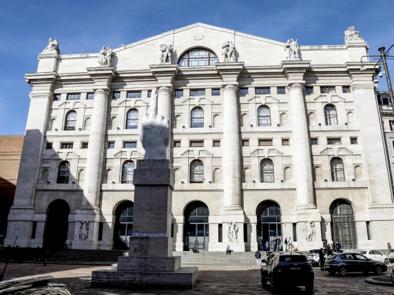 Borse in diretta, prezzo petrolio di oggi 27 ottobre | Europa in calo, Milano torna sotto i 49.000 punti, Brent a 116 dollari