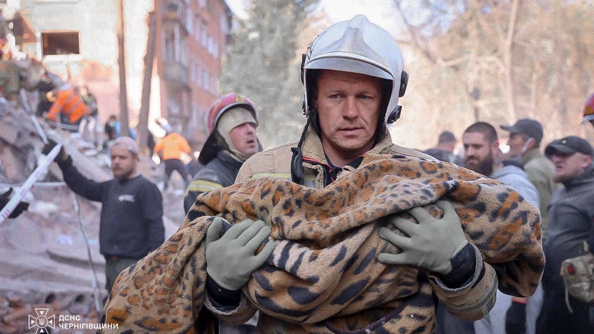Россия атаковала многоэтажку в Прилуках: 18 человек погибли, более 50 ранены