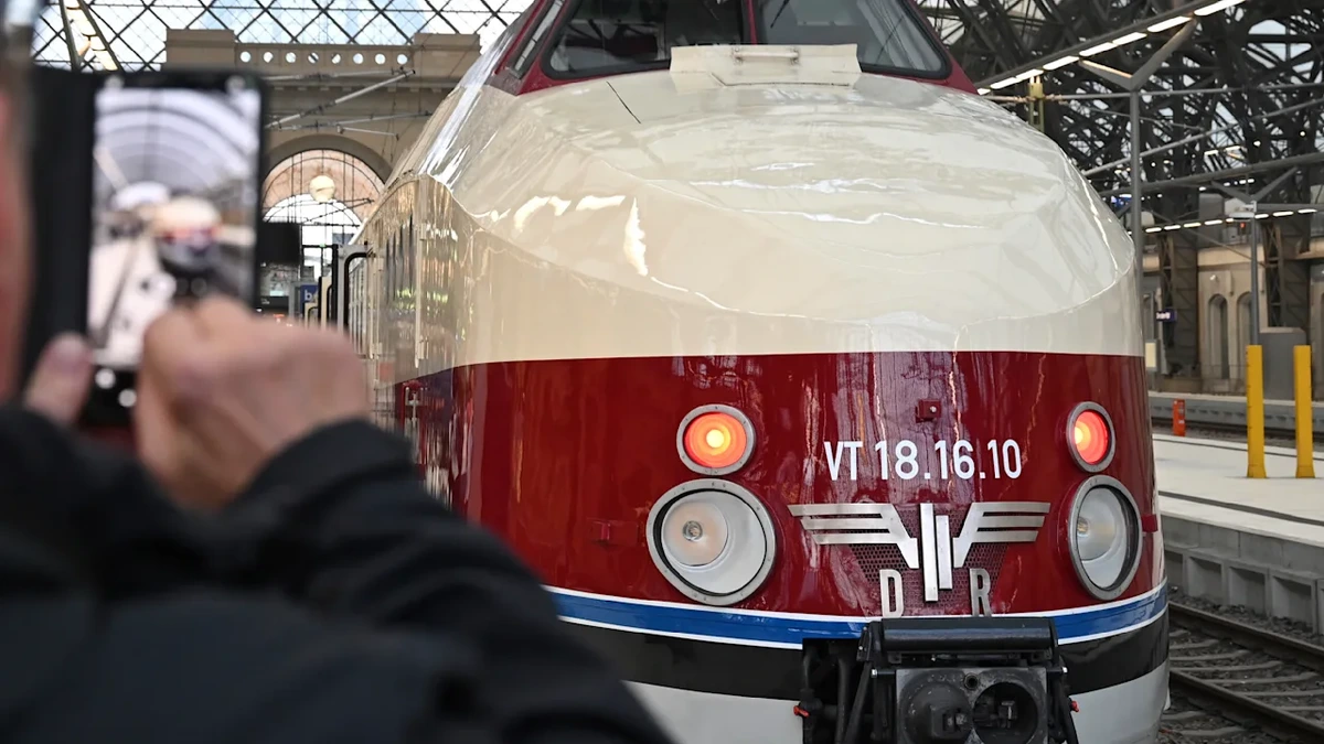 Nach Panne: DDR-Zug rollt auf Promi-Insel und wird selbst zum Star