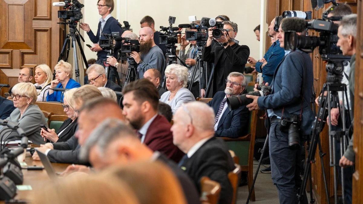 Разведение сома в Зимбабве и умение управляться с презервативом - последнее заседание 14-го Сейма проходит напряженно