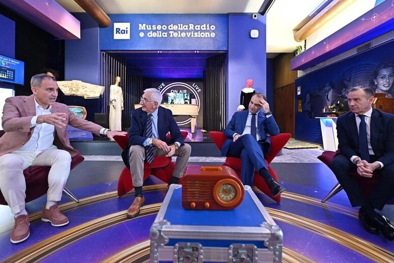 Renzo Arbore dona al Museo Rai di Torino la prima radio della sua collezione