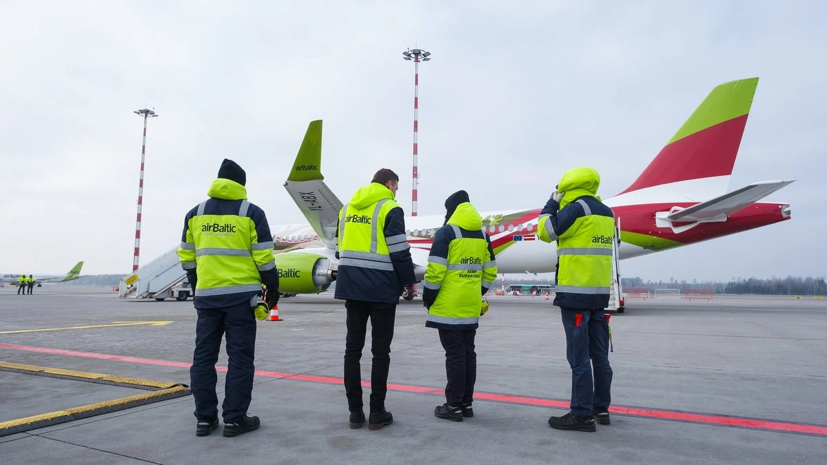 Работу потеряют около 200 бортпроводников в Риге: профсоюз призывает airBaltic вернуться за стол переговоров