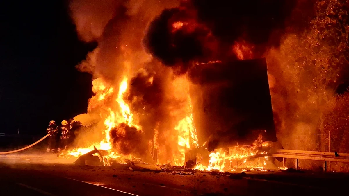 Flammendes Inferno auf der A9: Riesiger Lkw-Brand legt Autobahn bei Berlin lahm