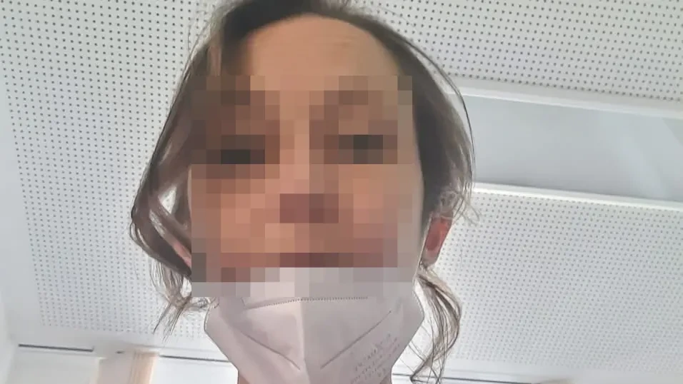 Leiche in brennendem VW-Bus: Mann erschießt Mutter von 3 Kindern mit Armbrust