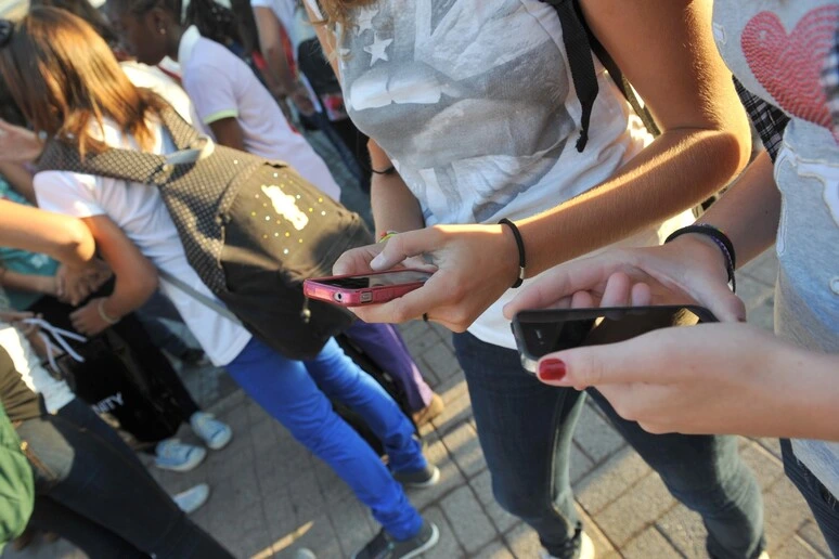 Smartphone a 11 anni per sette ragazzi su 10