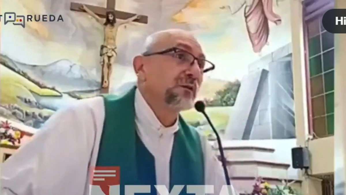 В Эквадоре во время мессы в прямом эфире священника убило распятием