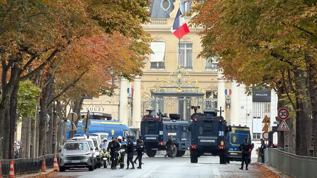 Frankreich rüstet sich für Proteste: Gepanzerte Fahrzeuge sichern den Élysée-Palast