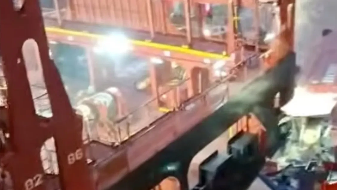 Kollision in Bremerhaven: „Mein Schiff 3“ kracht in Containerschiff