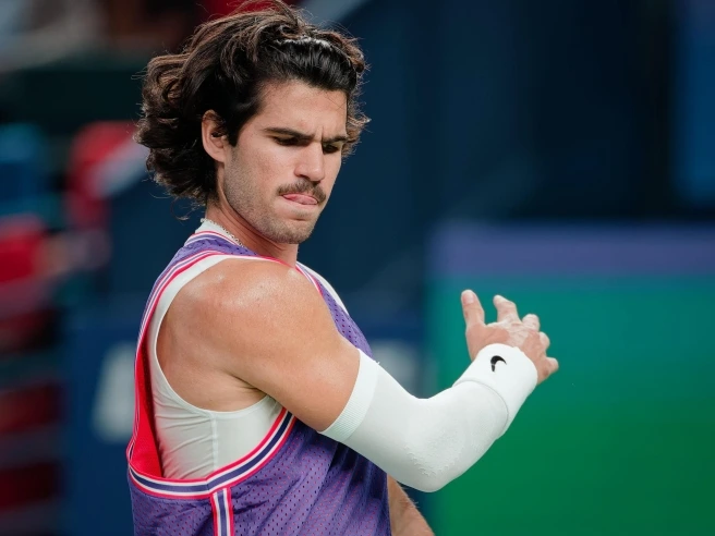 Alcaraz eliminato a Shanghai da Bergs, lo spagnolo se la prende con le palline. Zverev chiuderà il 2026 da numero 1