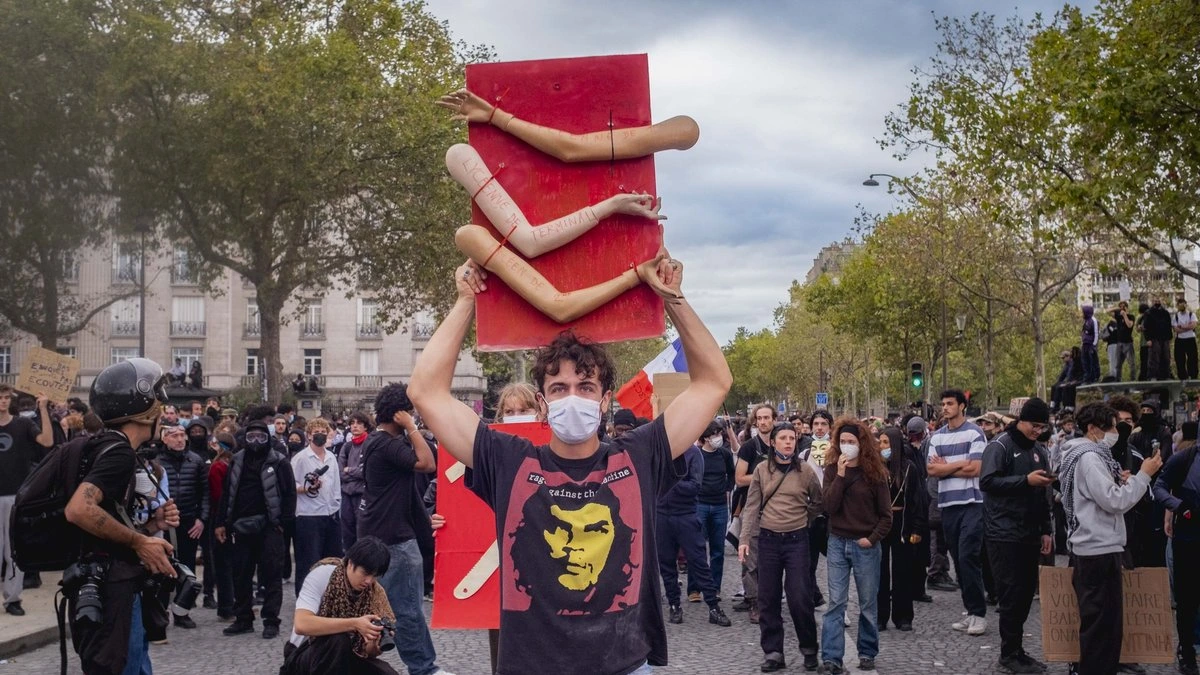 Протестное движение во Франции ширится: профсоюзы и студенческие организации выводят на улицы сотни тысяч человек