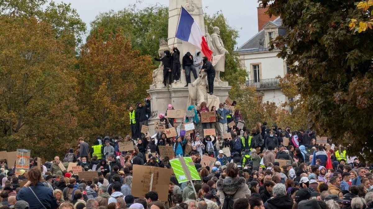 ФОТО, ВИДЕО. Во Франции проходят массовые протесты против дороговизны и проблем в образовании