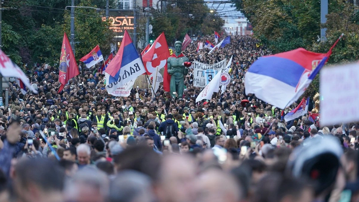 Сербия выбирает парламент на фоне протестов против Вучича