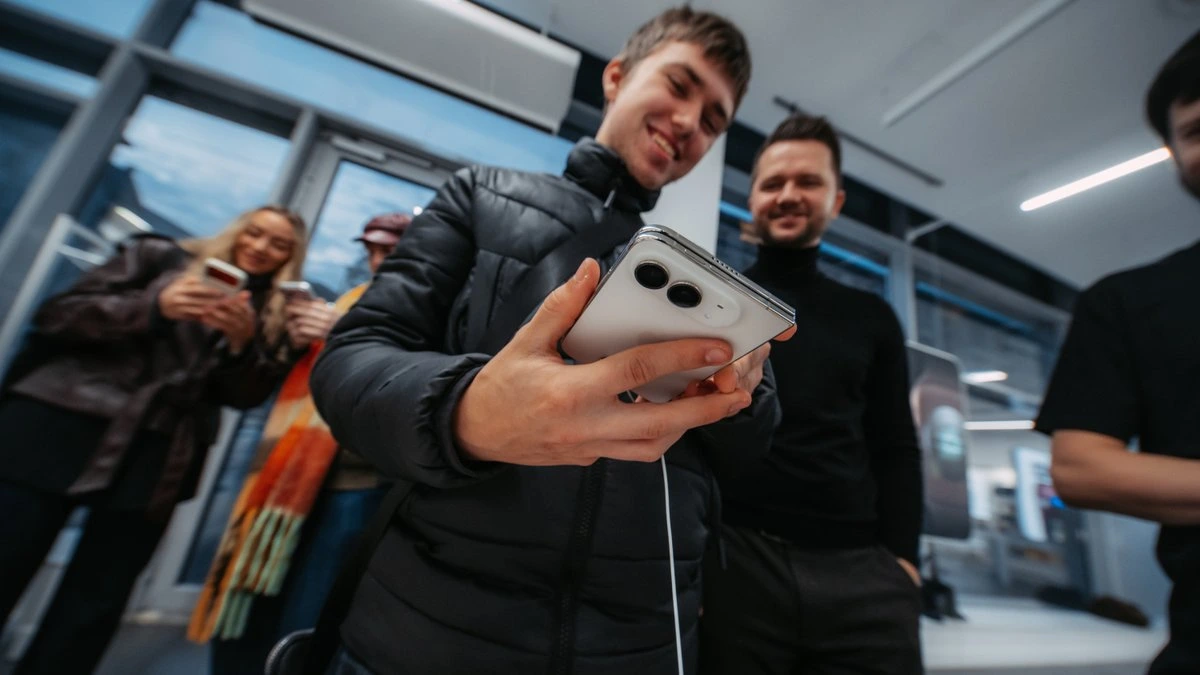 Первый складной iPhone появился в Латвии. Сколько он стоит?