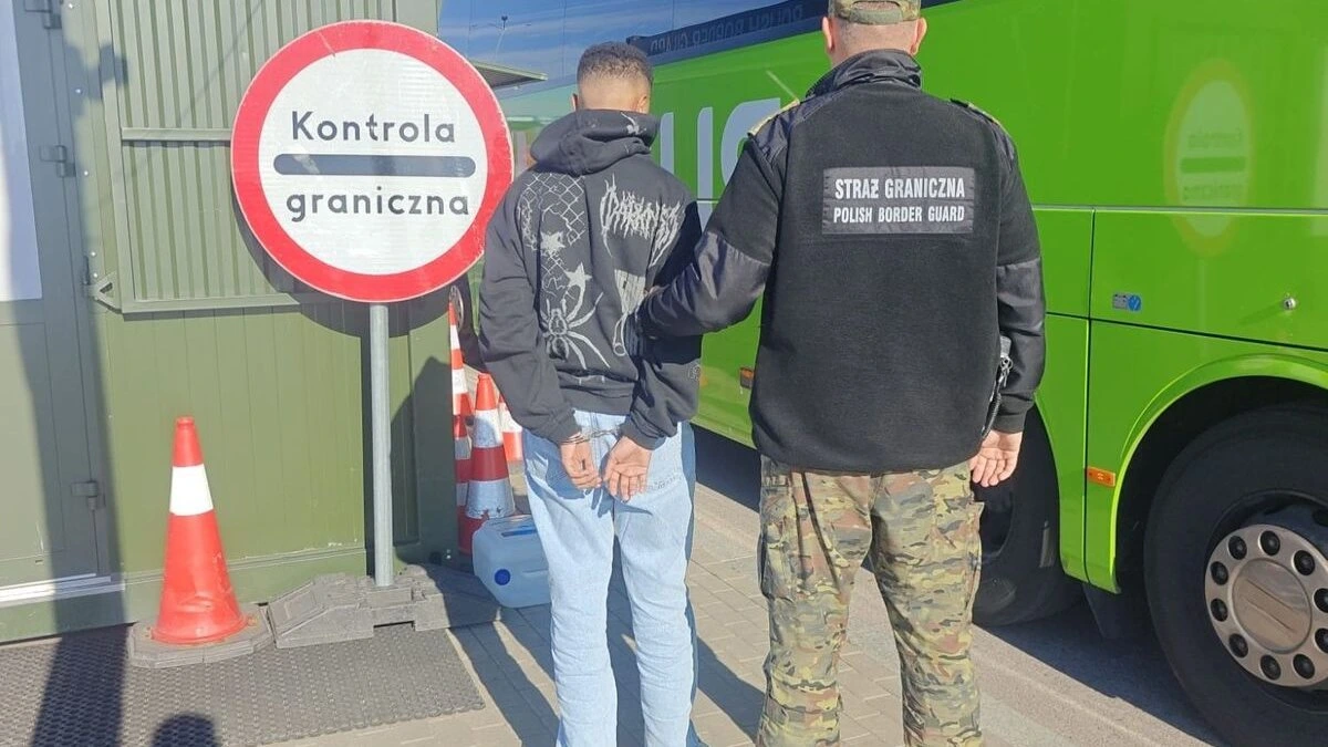 ФОТО. В автобусе Flixbus пограничники нашли сбежавшего из Латвии просителя убежища