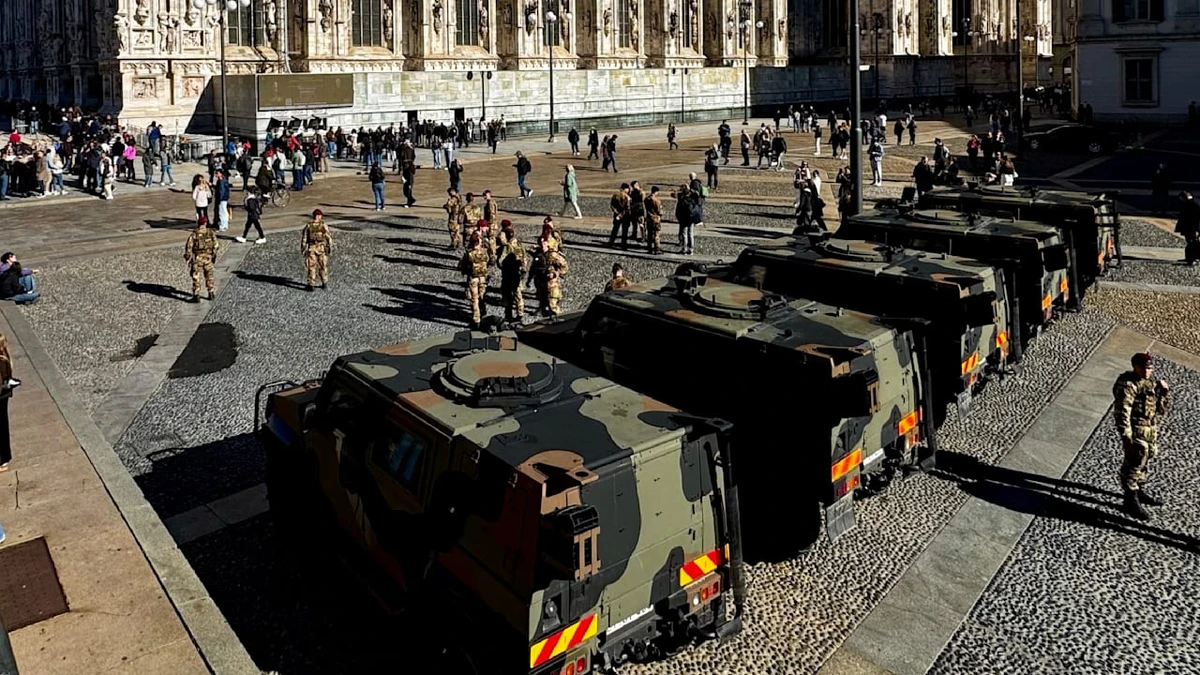 Großdemos in Europas Großstädten: Soldaten vor dem Mailänder Dom