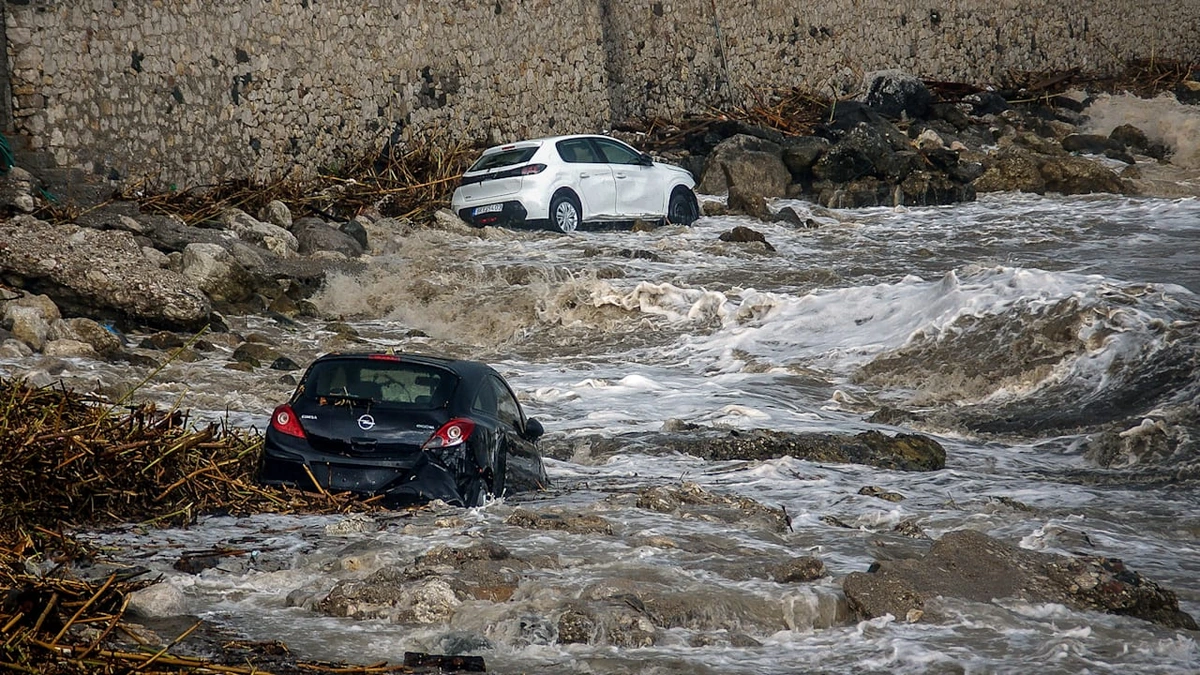 Unwetter in Griechenland: Auto auf Rhodos ins Meer gespült, Fahrer tot