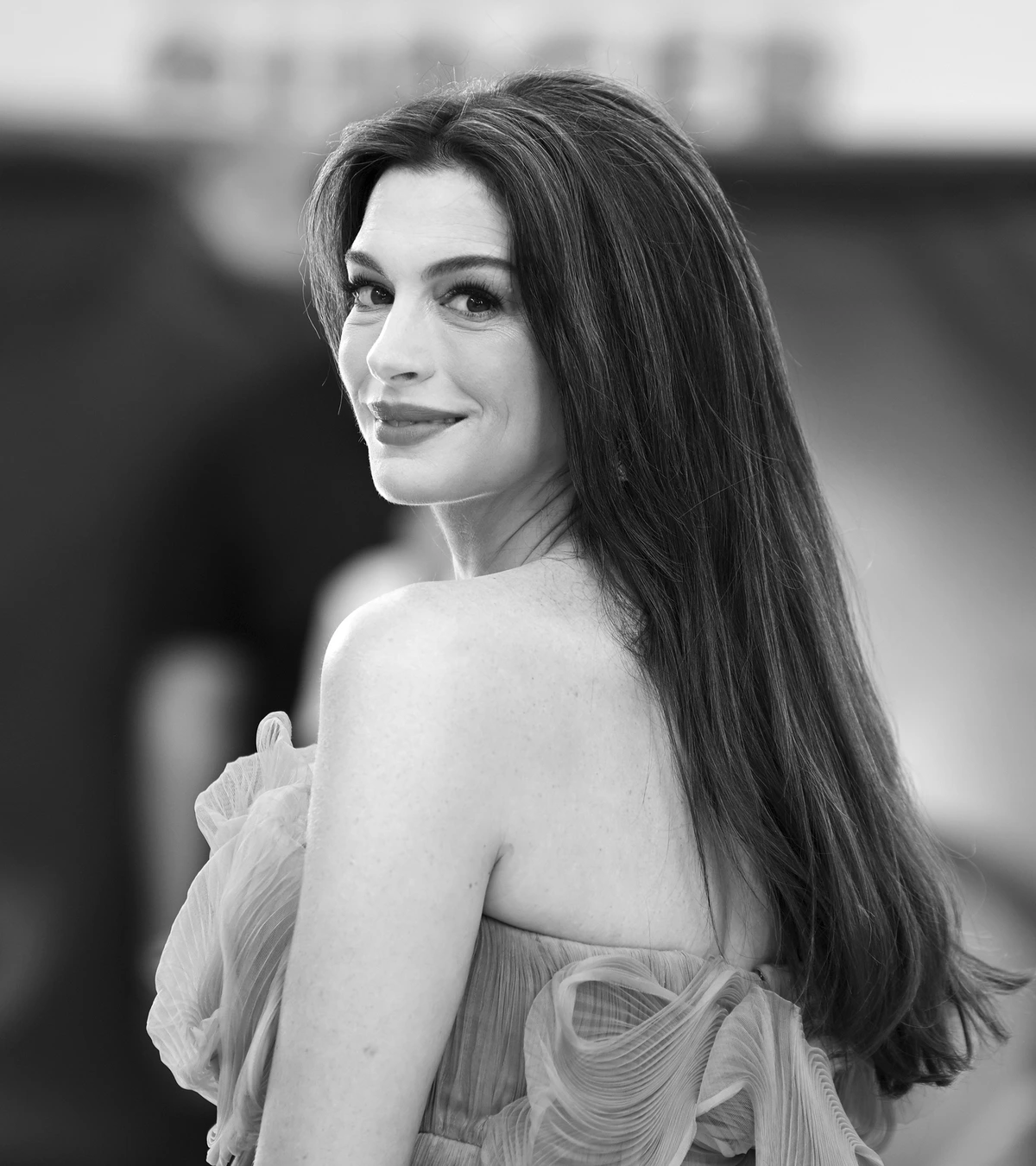 Anne Hathaway acaricia el Oscar por La odisea: "Al principio de tu carrera solo te preguntas: '¿Conseguiré algún día un trabajo?'"